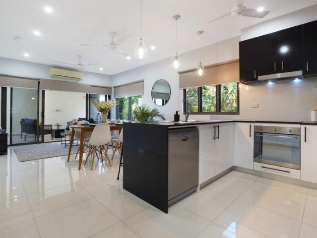 Top Floor Living with Leafy Outlook