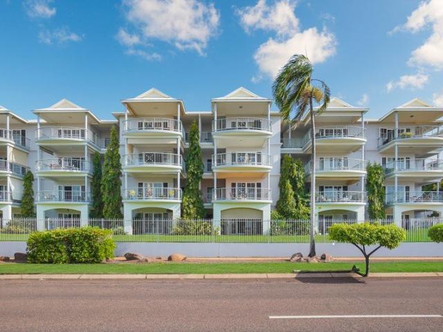 TOP FLOOR LIVING WITH MAGNIFICENT SEA VIEWS!