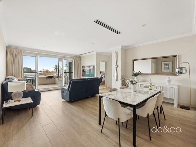 Top floor living with sweeping district views