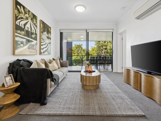 Top Floor Lifestyle Living!