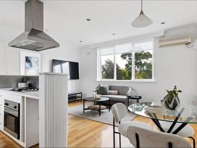 Top floor light filled apartment