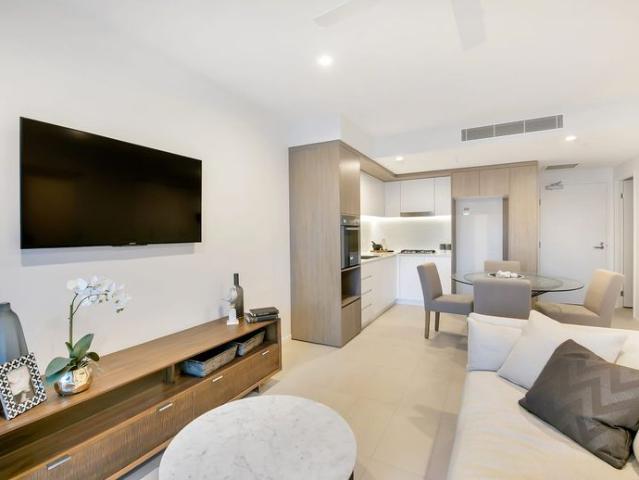 TOP FLOOR Luxury One Bedroom Apartment with multi purpose room and dedicated car park