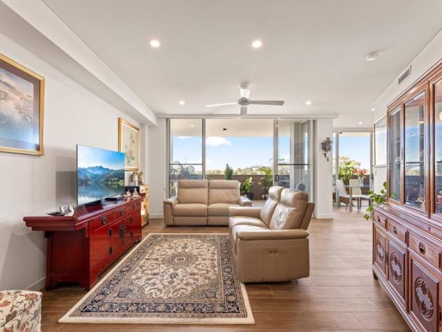 Top Floor Luxury Apartment with Stunning Views