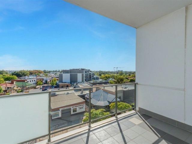 Top Floor Luxury Close to Everything!