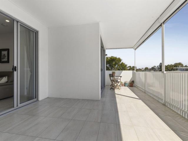 Top Floor Modern Sherwood Apartment Prime Lifestyle Location