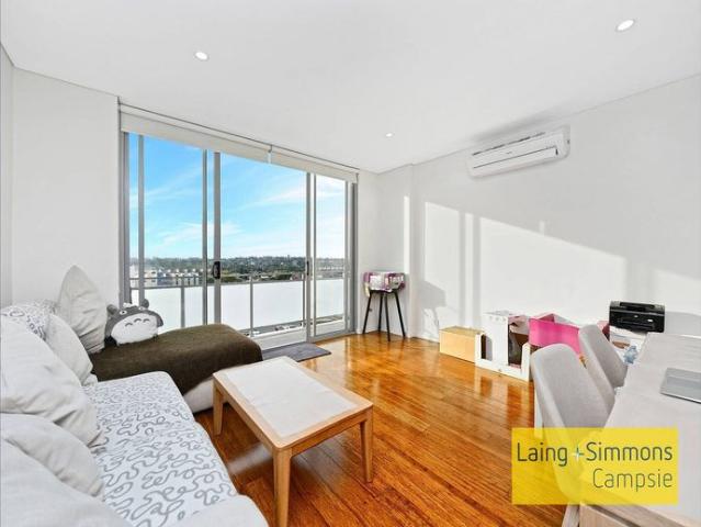 Top Floor Modern 1 Bedroom Apartment