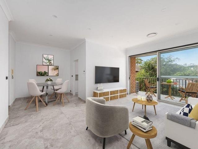 TOP FLOOR, MODERN 2 BEDROOM APARTMENT WITH DISTRICT VIEWS