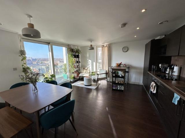 Top Floor Modern 2B Flat 2min from station