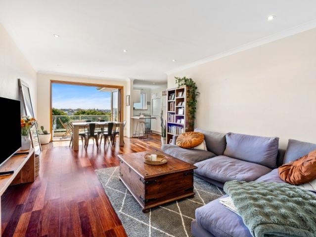 Top Floor North East Corner Apartment with Ocean Views Walk to Freshwater & Queenscliff Beaches