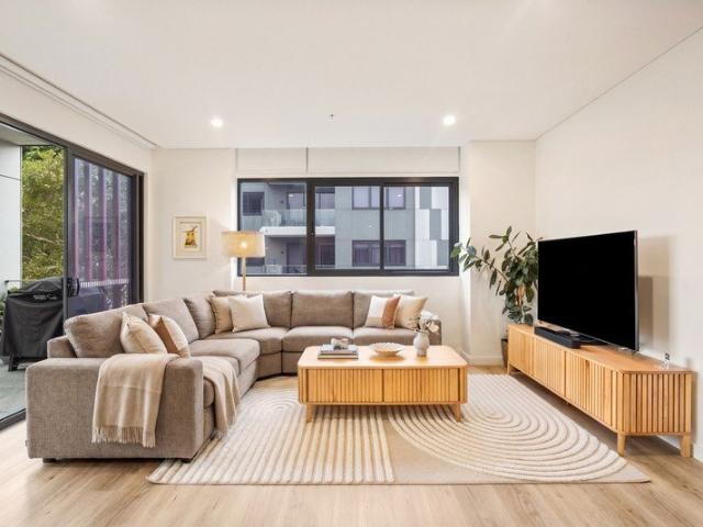 Top Floor, North East, Oversized