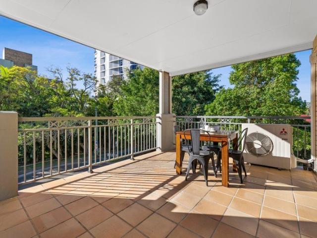 Top Floor. North Facing. Macquarie Street