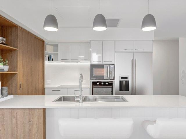 Top floor, north facing apartment with expansive views