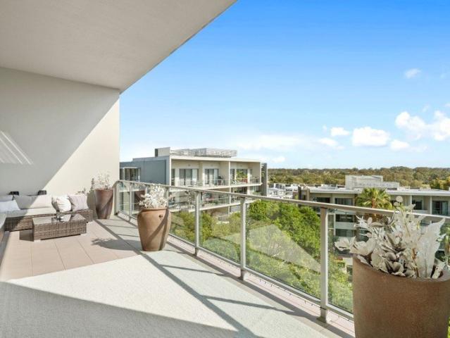 TOP FLOOR | NORTH FACING RESORT STYLE LIVING