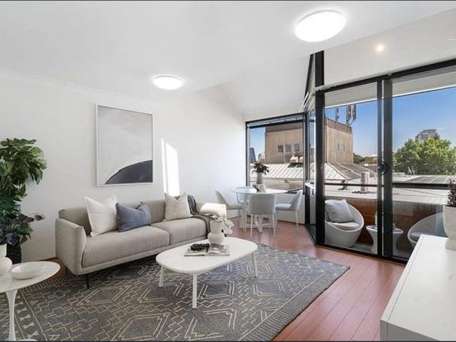 Top floor New York style loft retreat in village heart