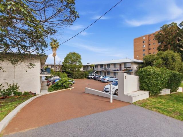 Top Floor, Small Complex, Walk To The Beach!