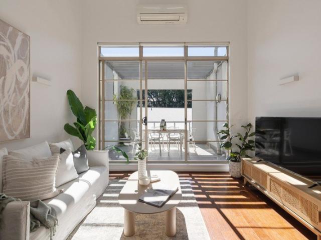 Top floor sanctuary / magnificent north light / premier locale