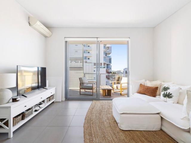 Top floor sanctuary with an entertainer's rooftop and village convenience