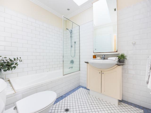 Top floor security apartment in the heart of Mosman village