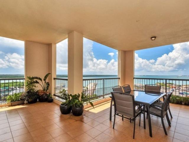 TOP FLOOR SPACIOUS APARTMENT WITH AMAZING VIEWS!