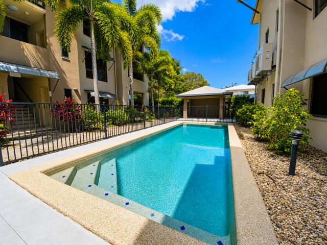 Top Floor Spacious & Modern Two Bedroom Apartment