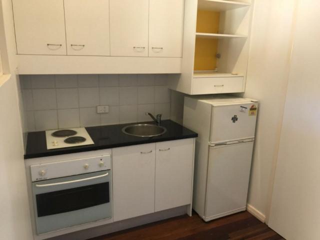 Top floor Studio Apartment – Prime Location Near West End & Public Transport!