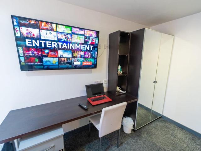 Top floor studio close to QE