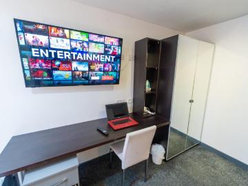 Top floor studio close to QE