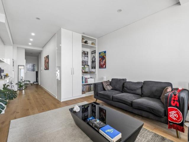 Top Floor Sun Drenched Apartment With City View