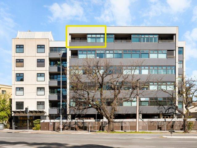 Top Floor Parkside Elegance with Unrivalled City Fringe Charm