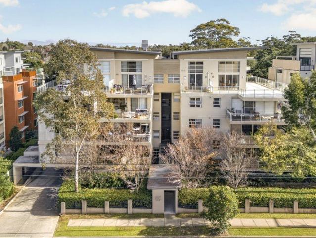 Top Floor Penthouse Apartment with Unrivalled Convenience