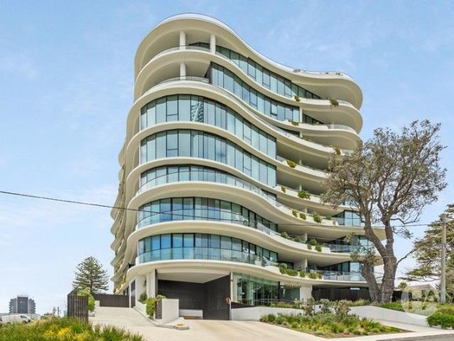 Top Floor Penthouse with Panoramic Bay Views