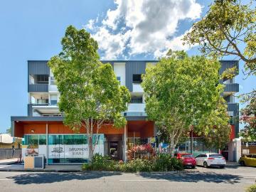 TOP FLOOR & PERFECTLY POSITIONED!