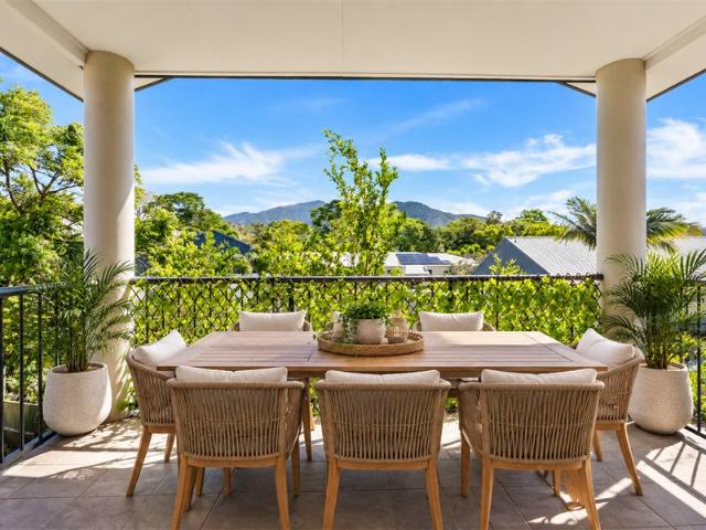 Top floor privacy in the heart of Freshwater