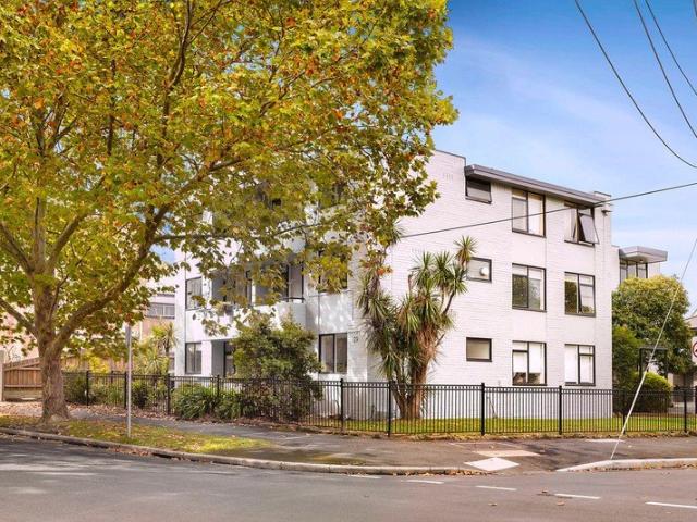 Top Floor Quality Apartment & Delightful Outlook!