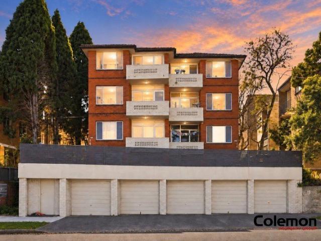 Top Floor Renovated Unit in Prime Convenient Location