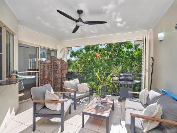 Top Floor Apartment Cairns One | Vacant Possession Selling Fully furnished!