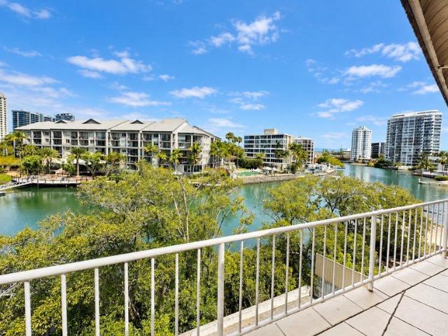 Top Floor Waterfront Apartment with Stunning Skyline Views