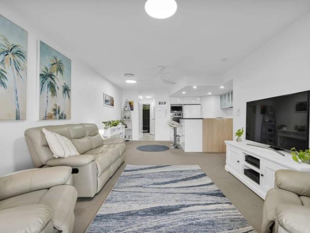 Top Floor waterfront Beautifully furnished Coastal living at its best!