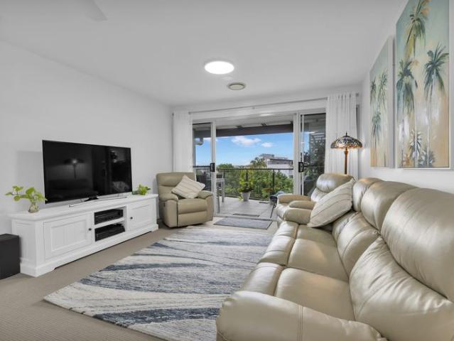 Top Floor waterfront Beautifully furnished Coastal living at its best!
