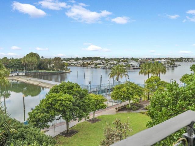 Top Floor waterfront Beautifully furnished Coastal living at its best!