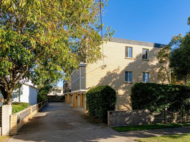 TOP FLOOR WALK TO TRAIN, BIKE WAY AND PARKLAND !