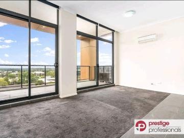 GREAT INVESTMENT OPPORTUNITY ! Top Floor with District Views!