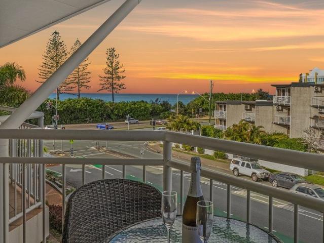 Top Floor with Ocean Views opposite Beach and Surf Club