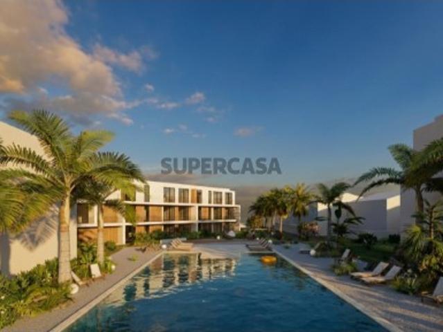 Top floor T2 com varanda, piscina e garagem em Tavira