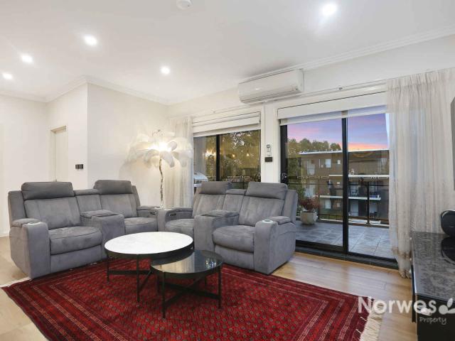 Top Floor Tranquility with Urban Convenience