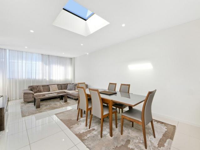 TOP FLOOR TWO BEDDER