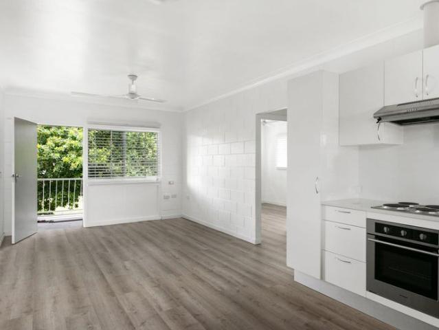 Top floor unfurnished apartment in a convenient location