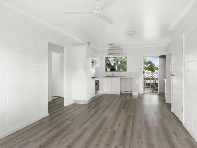 Top floor unfurnished apartment in a convenient location