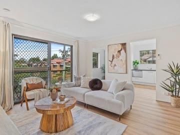 Top Floor Unit with Great Views plus Extra Study/Bed 3