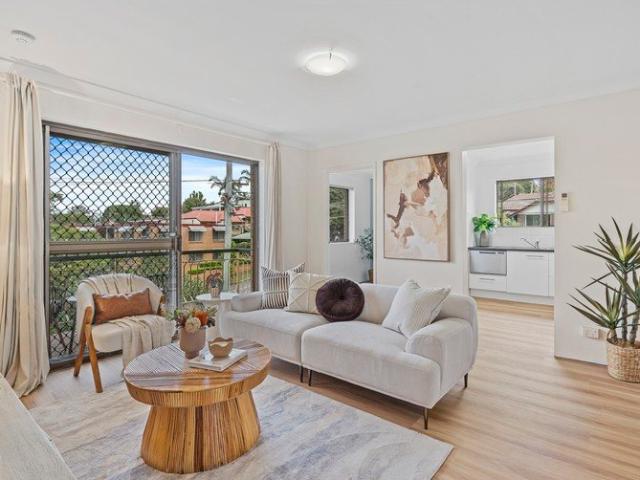 Top Floor Unit with Great Views plus Extra Study/Bed 3